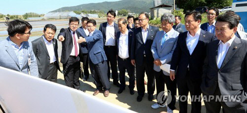 동해안권경제자유구역 시찰하는 강원도의회 [연합뉴스 자료 사진]